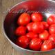 Ježek paradajky s cesnakom na zimu - jeden z receptov na domáce konzervovanie