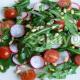 Fantastisk vitaminsalat med ruccola og granateple Arugula carpaccio salat med granateplefrø