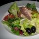 Salaatti-inspiraatioresepti kanan kanssa Muodostusprosessi ja kaunis tarjoilu