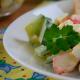Crab çubuqları, xiyar və yumurta ilə salat