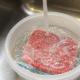Måter å raskt tine kjøttdeig hjemme ved hjelp av improviserte midler Hvordan tine kjøttdeig i mikrobølgeovnen